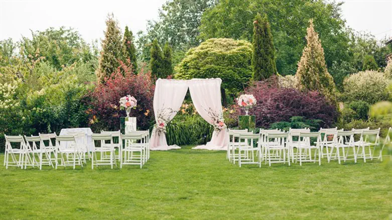 חופה בשטח פתוח