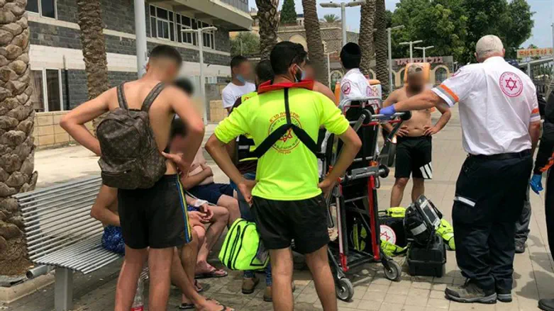 הצעירים על החוף