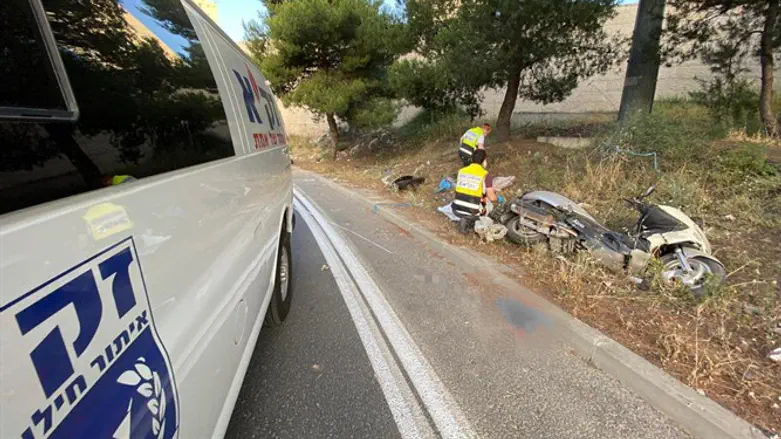 חלקי האופנוע בצד הכביש