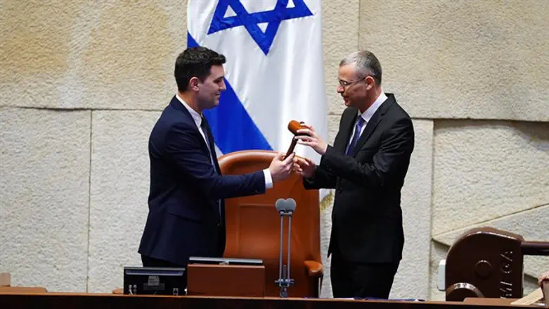 יריב לוין מקבל את פטיש יו"ר הכנסת