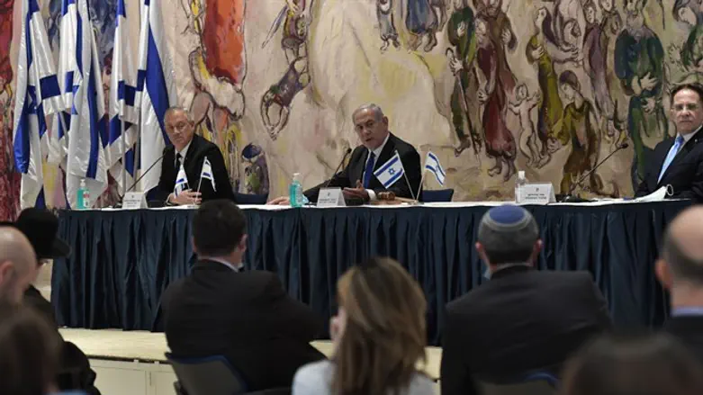 Netanyahu and Gantz at Cabinet meeting
