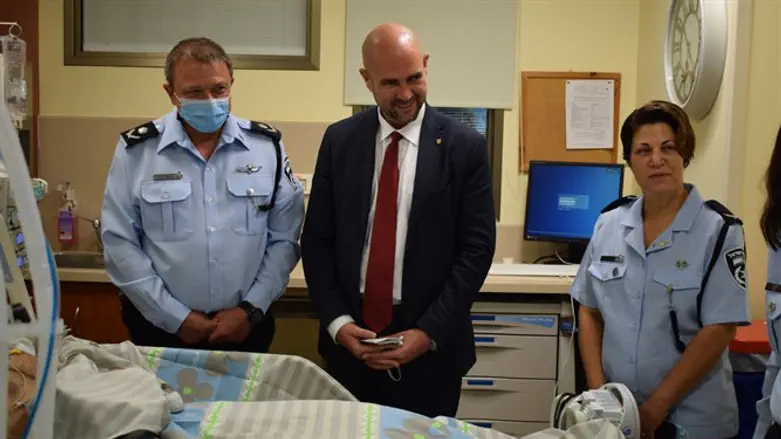 השר אוחנה וניצב כהן בבית החולים