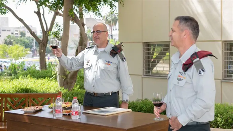גברעם הגלילי לצד הרמטכ"ל כוכבי