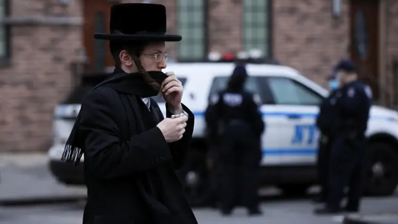 Brooklyn hassidim with NYPD in background