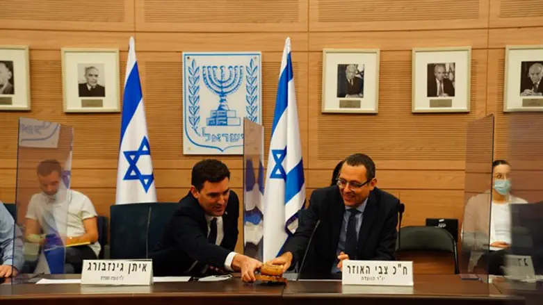 האוזר מקבל את הפטיש. הבוקר