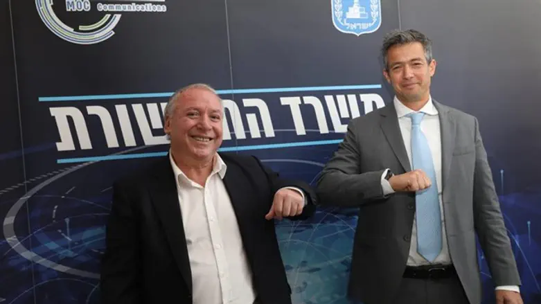 שר התקשוורת יועז הנדל עם השר היוצא דודי אמסלם