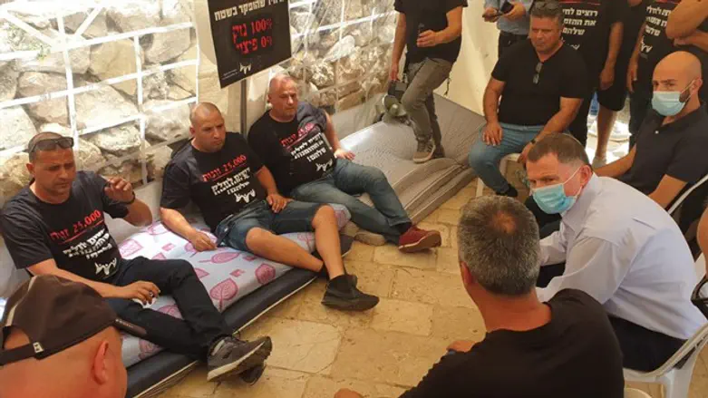 אדלשטיין עם בעלי האולמות השובתים רעב