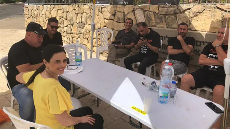 שקד במאהל המחאה