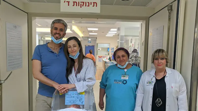 השרה ובעלה עם צוות חדרי הלידה והרך הנולד