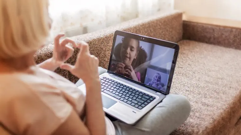 אוהבים מרחוק