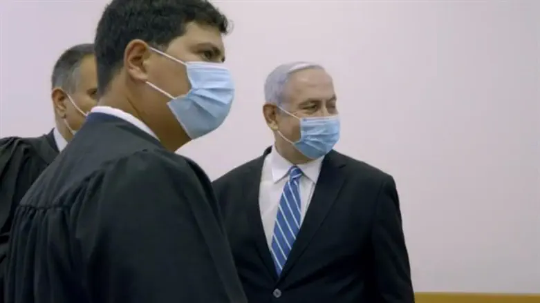 נתניהו עם סנגוריו באולם בית המשפט