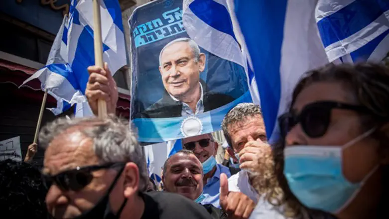 Netanyahu's supporters demonstrate outside of trial