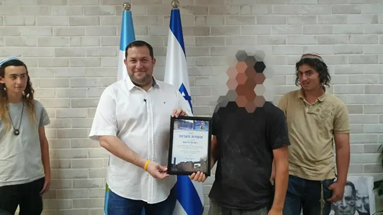 Yossi Dagan hands out certificates of appreciation