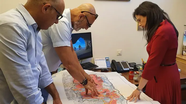 שקד עם יו"ר ומנכ"ל מועצת יש"ע