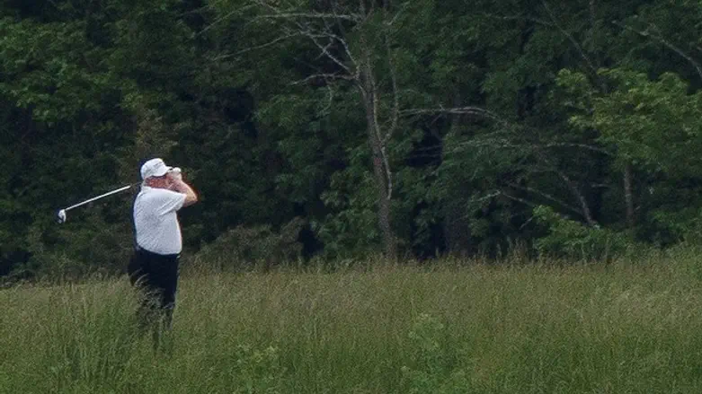 טראמפ משחק גולף