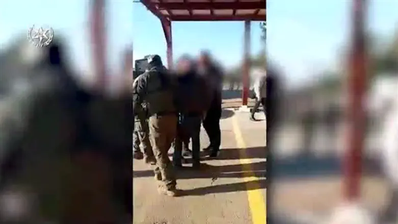 תיעוד: מסתערבים עצרו בדואים שגנבו כלי נשק מבסיס צה"ל