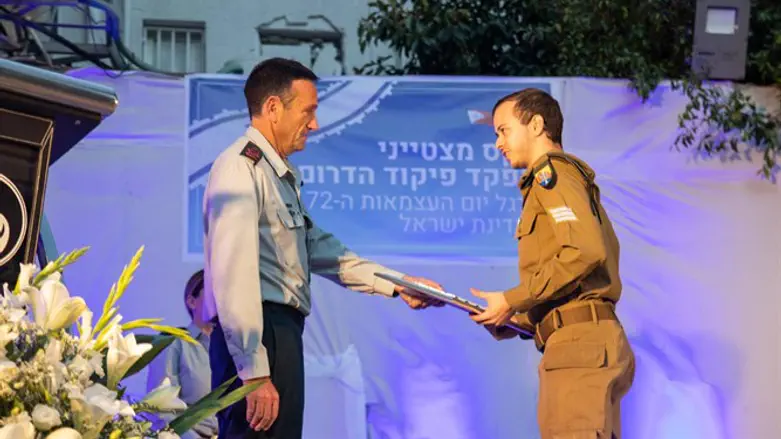 האלוף הרצי הלוי מעניק אות הצטיינות לחייל