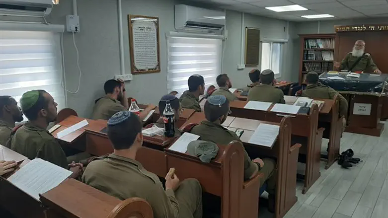 הרב קרים בשיחה עם לוחמים