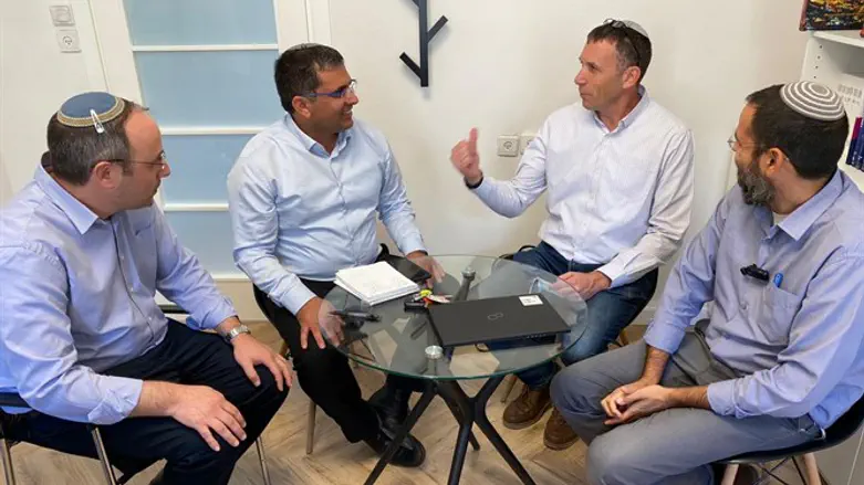 סופר וכהנא עם מנהלי האיגודים