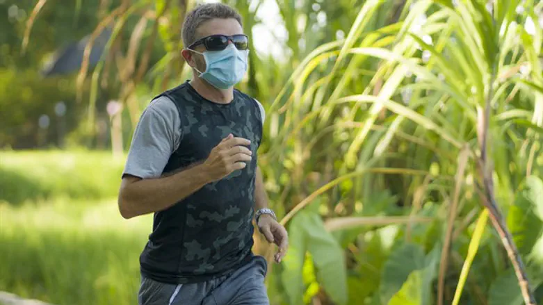 Бег в маске