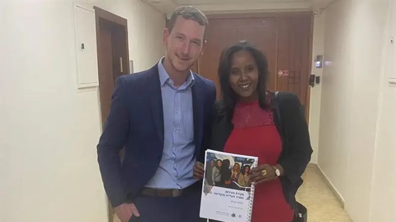 פנינה תמנו שטה לצד דרור אופן