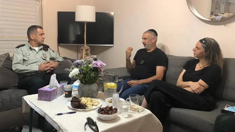 Авив Кочави вместе с родителями Амит Бен Игаль