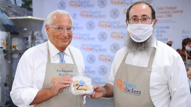 השגריר פרידמן משתתף באריזת המנות לשבועות