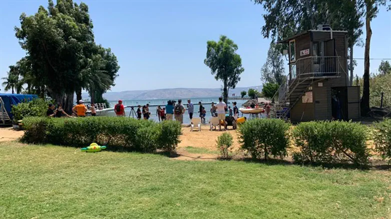 על חוף הכנרת בגינוסר