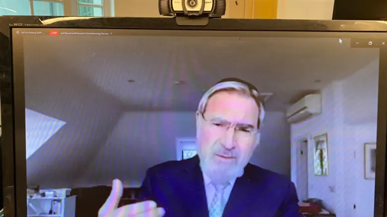 הרב סאקס נושא דברים בפני הרבנים