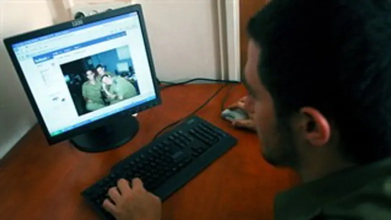 חייל מול הפייסבוק. אילוסטרציה