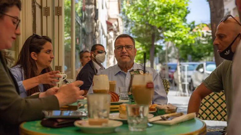 מדרחוב בירושלים עם ראש העיר