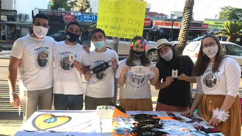 מתנדבי אור מיכאל עם המסיכות החדשות ברעננה