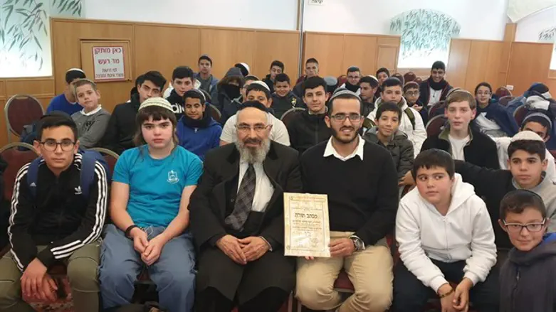 תלמידי הישיבה עם הרב ד"ר רצון ערוסי בכנס הדיינים העולמי