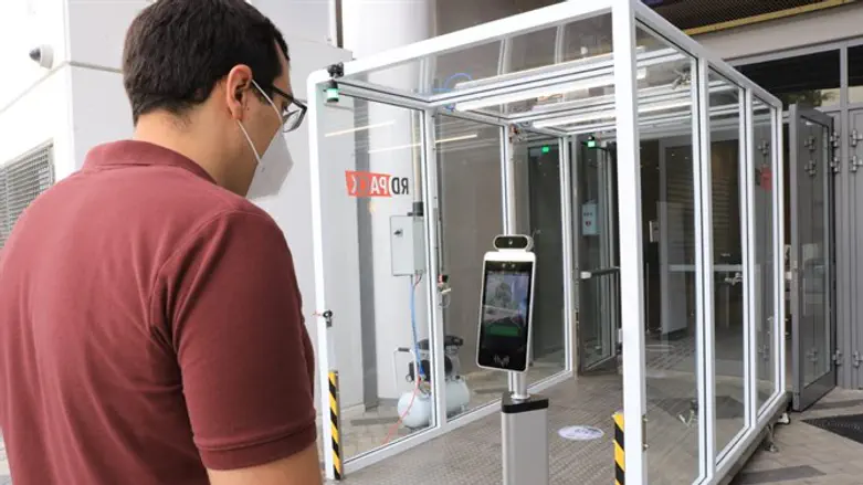 מנהרת חיטוי נגד קורונה