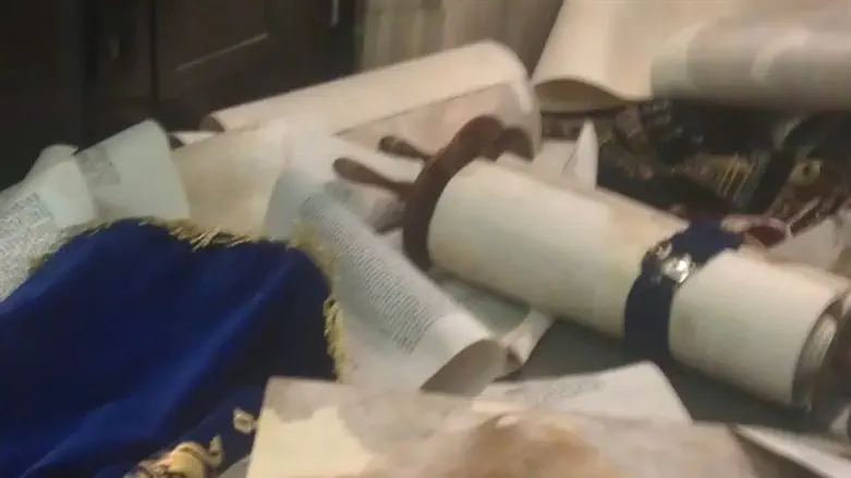 Свиток Торы (иллюстрация)