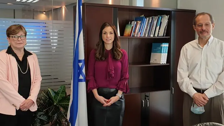 השרה ינקבליבץ' הגב' מקסין פסברג ופרופ' יוג'ין קנדל"