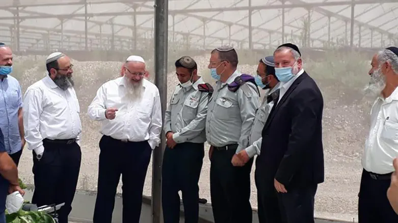 הרב שמואל אליהו ובכירי הרבנות הצבאית בביקור בחממות 'ברכת קטיף'
