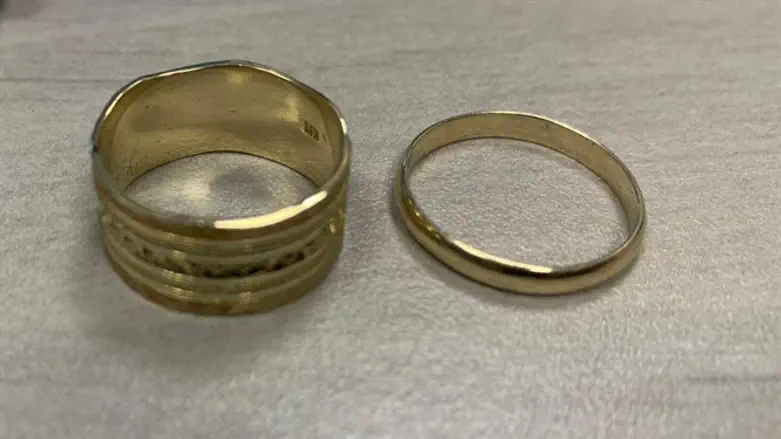 טבעות הנישואים שנגנבו