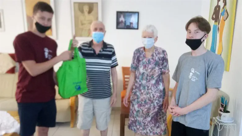 החניכים עם ניצולי השואה