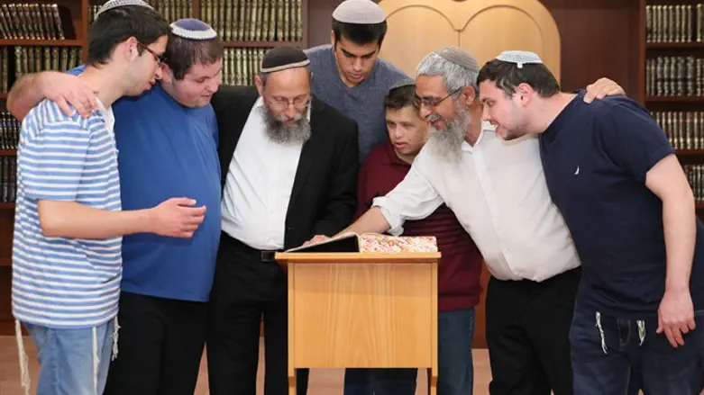 משתתפי התוכנית בבית המדרש עם הרבנים רימון וחדרי