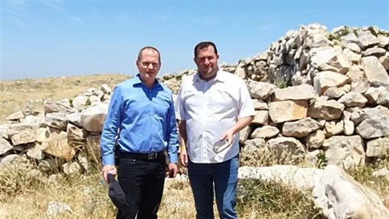 יוסי דגן עם ח"כ עודד פורר בהר עיבל