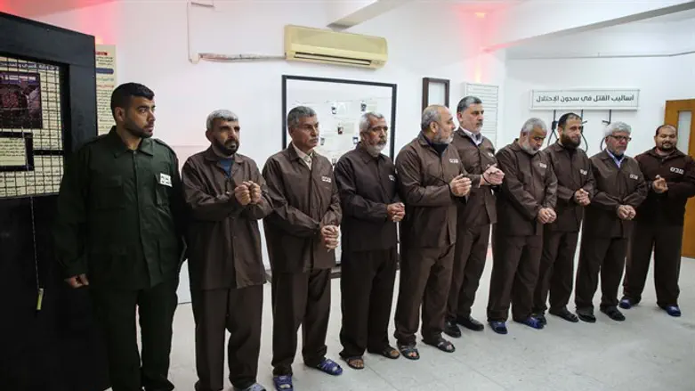 "מי שמנהל את הכלא הם האסירים ולא הסוהרים". אסירים ביטחוניים