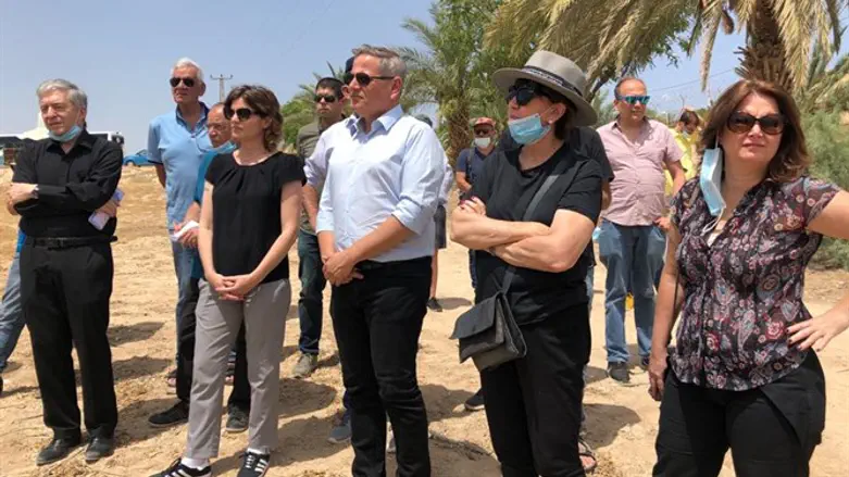 ראשי השמאל בבקעה