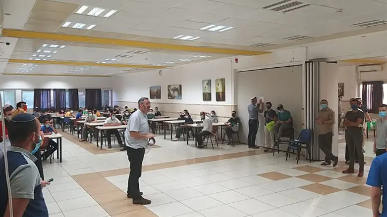 הרב גרשון שחור מעדכן את התלמידים