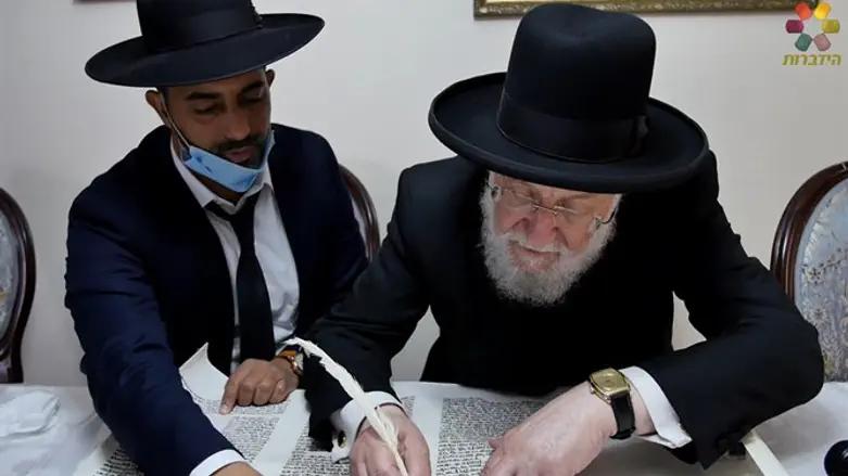 הרב לאו בכתיבת ספר תורה