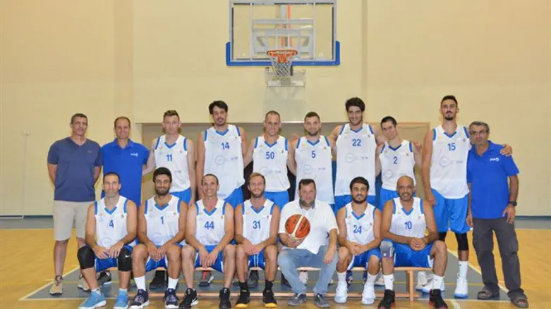 יוסי דגן עם שחקני אליצור שומרון