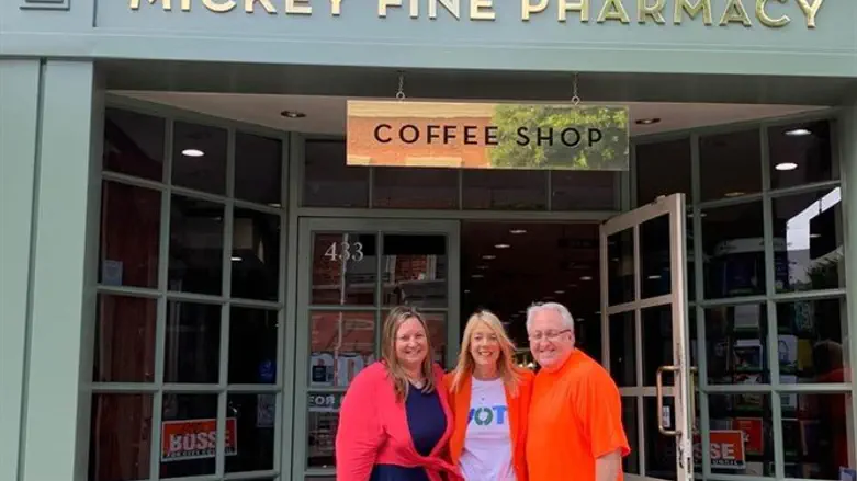 ג'ינה רפאל (במרכז) ומשפחתה על רקע אחד מבתי המרקחת בלוס אנג'לס