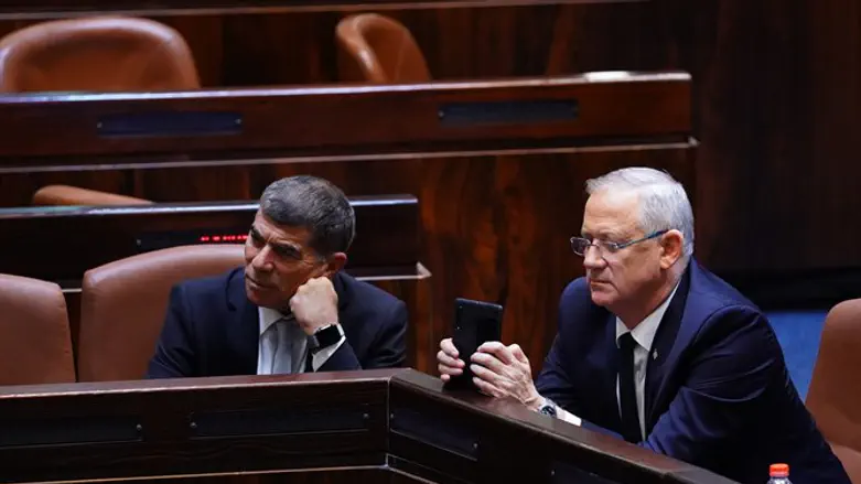 Ministers Benny Gantz and Gabi Ashkenazi