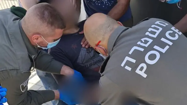 צוות מג"ב מטפל בנער הפלסטיני