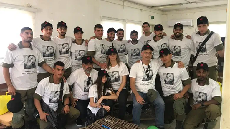 Family of Amit Ben Yigal with his fellow soldiers
